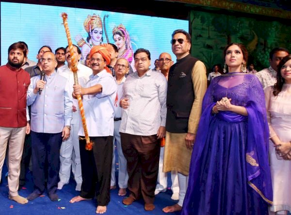 दशहरा के रंगों में डूबी रही दिल्ली, मुख्यमंत्री अरविंद केजरीवाल ने किया रावण के पुतले का दहन
