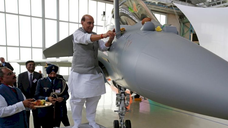 रक्षा मंत्री राजनाथ सिंह ने भरी राफेल की उड़ान, सवारी से पहले विजयदशमी पर की शस्त्र पूजा