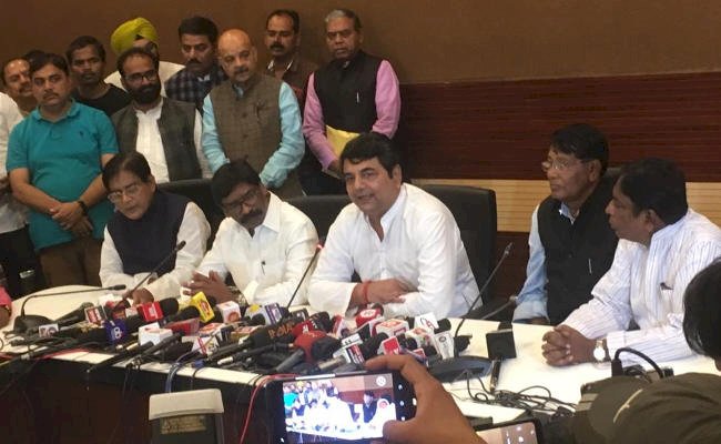 झारखंड में कांग्रेस,जेएमएम और आरजेडी का बना गठबंधन,तीनों दलों के बीच सीटों का भी हुआ बंटवारा,हेमंत सोरेन होंगे मुख्यमंत्री पद के साझा उम्मीदवार