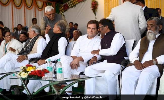 झारखंड में बनी हेमंत सोरेन की सरकार,कांग्रेस के 2 और आरजेडी का 1 विधायक बने मंत्री,रांची के मोदराबादी मैदान में दिखी विपक्षी एकता 