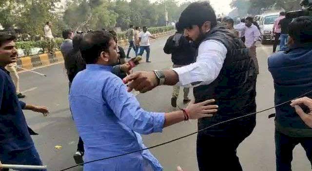 JNU के खिलाफ प्रदर्शन जारी, अहमदाबाद में भिड़े ABVP और NSUI के कार्यकर्ता, भारी संख्या में सुरक्षाकर्मियों की तैनाती